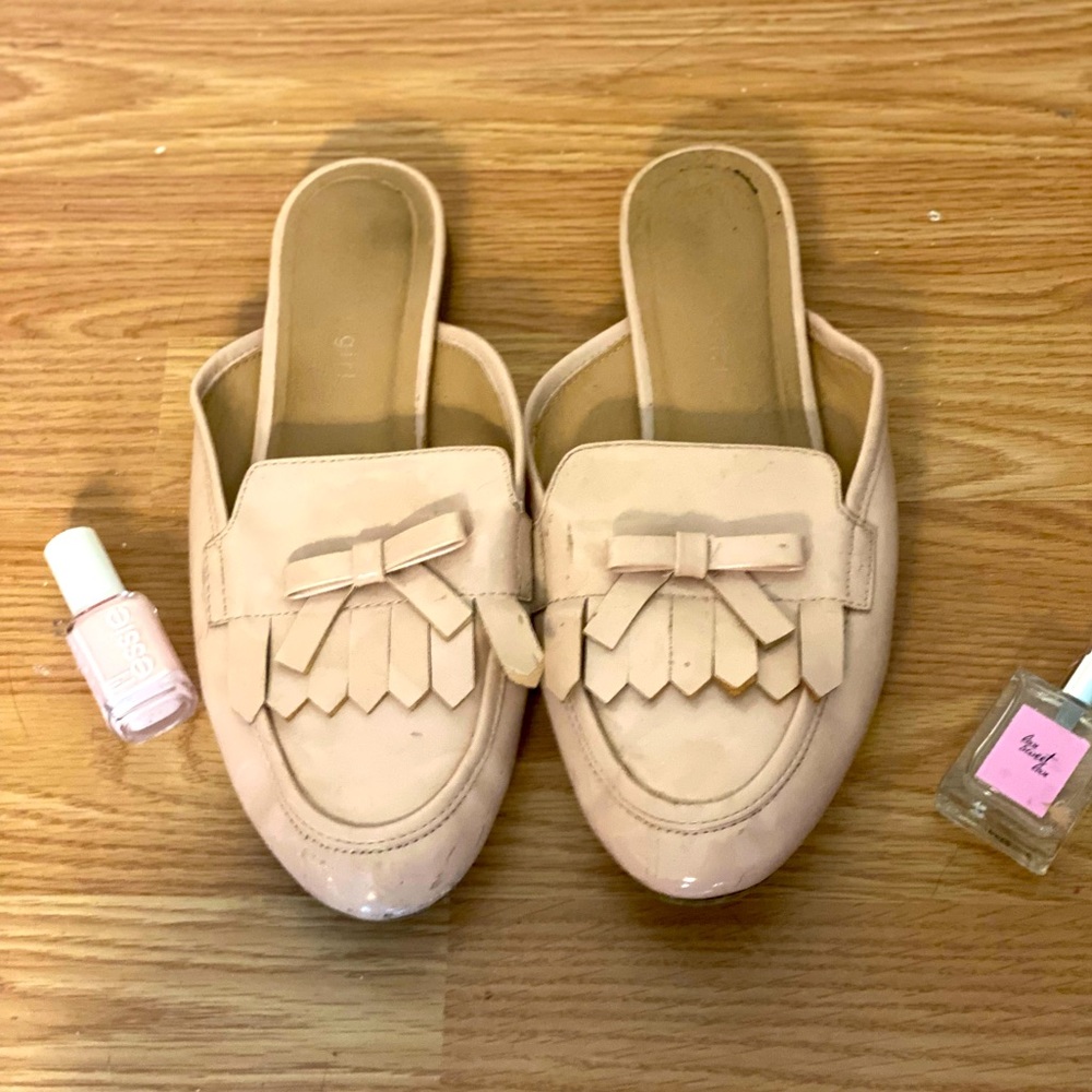 Blush colored, open back moccasins, patent leather, with fringe